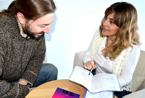 Coaching (que procede del verbo inglés to coach, entrenar ) es un método que consiste en dirigir, instruir y entrenar a una persona o a un grupo de ellas, con el objetivo de conseguir alguna meta o de desarrollar habilidades específicas Hay muchos métodos y tipos de coaching. Entre sus técnicas puede incluir charlas motivacionales, seminarios, talleres y prácticas supervisadas.