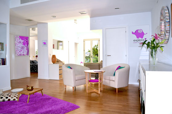 La PNL se ocupa de la influencia que el lenguaje tiene sobre nuestra programación mental y demás funciones de nuestro sistema nervioso, como también los patrones lingüísticos que empleamos.
La programación neurolingüística es un proceso mental, mediante el cual utilizamos los sentidos con los cuales percibimos el mundo, con los cuales podemos codificar información de nuestro comportamiento. Puede ser empleada en diversos campos, de la educación, del trabajo, incluso como terapias de comportamiento o combatir fobias.
La PNL utiliza tanto un lenguaje verbal como no verbal. Los sentidos como olfato, tacto, gusto, vista y oído nos da diversa información de otras personas, por lo tanto, una incorrecta utilización de dichos lenguajes hace que esta imagen sea negativa. La utilización de estos sentidos es diversa en todas las personas, habrá personas que perciban mejor a través de su sentido de la vista, por lo que buscan situaciones donde este sentido tenga mayor ventaja que los demás.